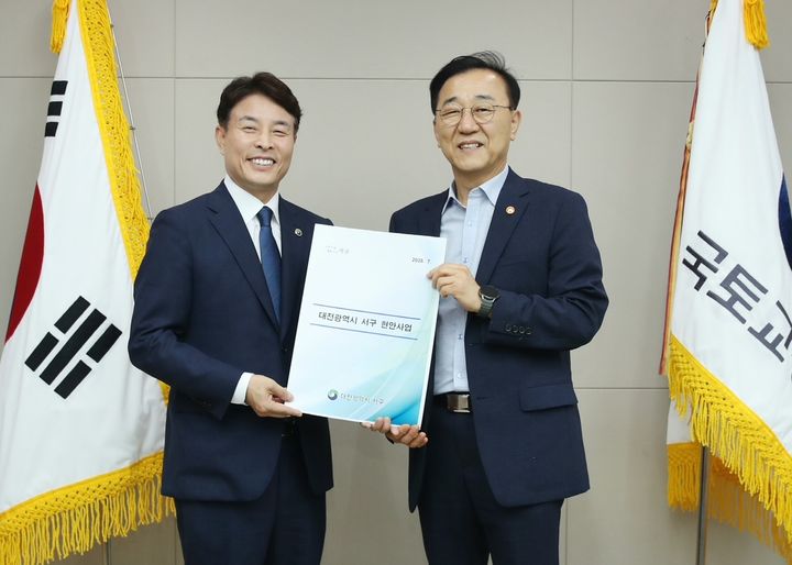 [대전=뉴시스] 전문학 대전 서구청장이 20일 정부세종청사에서 김윤덕 국토교통부 장관을 만나 도시 정비 현안에 대한 국가 지원을 요청한 뒤 기념사진을 찍고 있다. (사진=서구청 제공) 2026.07.20. photo@newsis.com&nbsp; *재판매 및 DB 금지