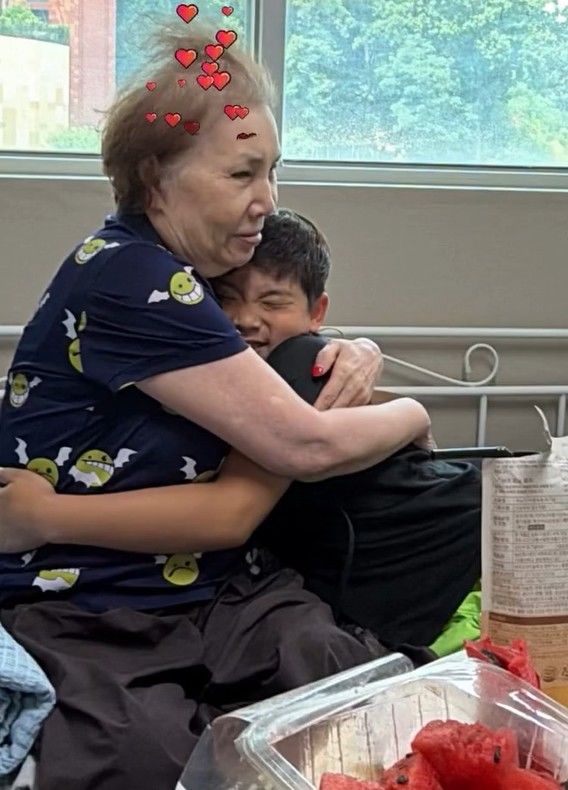 [서울=뉴시스] 안선영 어머니와 아들 서바로 (사진= 안선영 SNS 캡처) 2026.07.20. photo@newsis.com *재판매 및 DB 금지