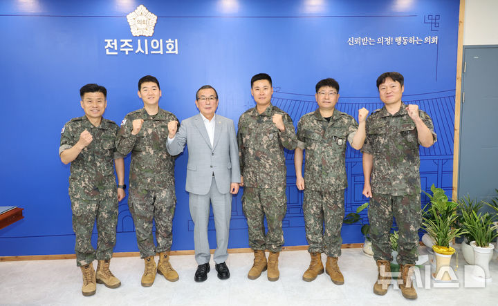 [전주=뉴시스]윤난슬 기자 = 전북 전주시의회는 20일 육군 제35보병사단 전주·완주대대와 전주시 주민자치협의회를 잇달아 만나 지역 안보 태세 확립과 주민자치 활성화를 위한 협력 방안을 논의했다. (사진=전주시의회 제공) photo@newsis.com 