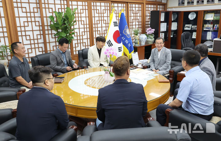 [전주=뉴시스]윤난슬 기자 = 전북 전주시의회는 20일 육군 제35보병사단 106여단 2대대와 전주시 주민자치협의회를 잇달아 만나 지역 안보 태세 확립과 주민자치 활성화를 위한 협력 방안을 논의했다. (사진=전주시의회 제공) photo@newsis.com 