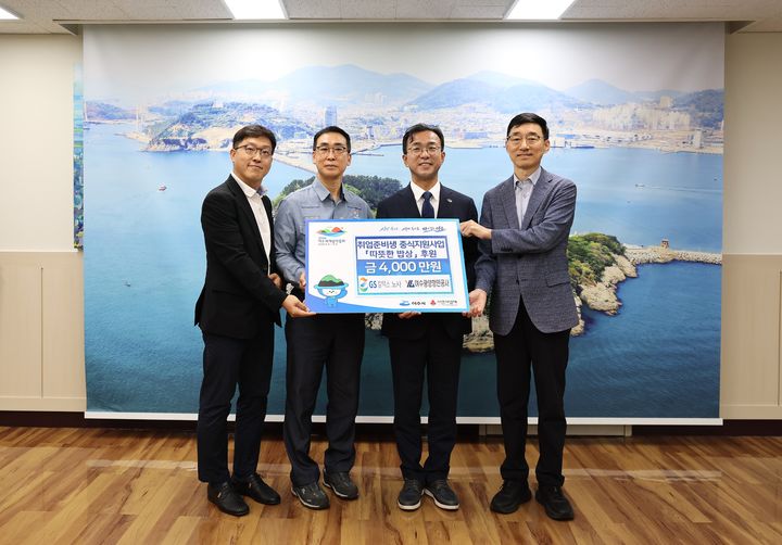 [여수=뉴시스] 20일 여수시장실에서 2026년 취업준비생 중식지원사업 '따뜻한 밥상' 지원금 전달식이 열리고 있다. (사진=여수시 제공) 2026.07.20. photo@newsis.com *재판매 및 DB 금지