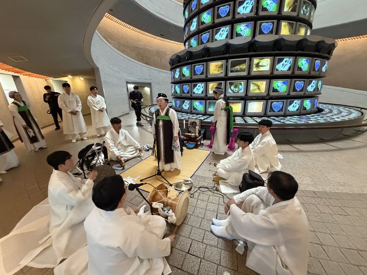 국립현대미술관 과천관 '다다익선'앞에서 '백남준 생일굿'