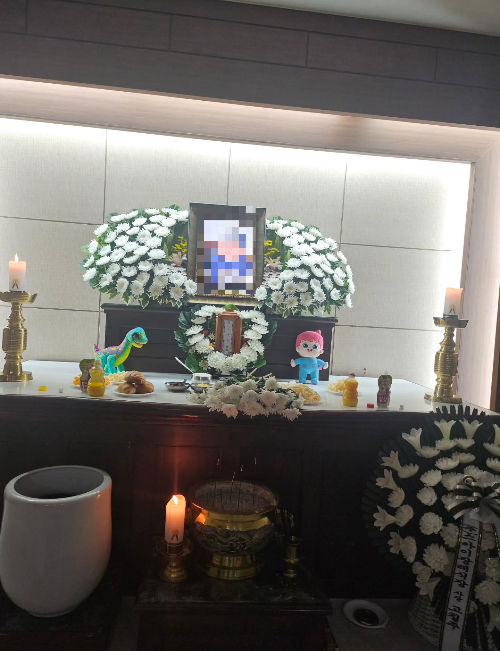 [서울=뉴시스]광주의 한 어린이집에서 낮잠을 자다 사망한 19개월 아기의 빈소가 차려져 있다.(사진=아기 어머니 인스타그램 캡처)