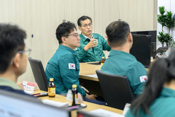 [서울=뉴시스] 이기재 양천구청장이 20일 서울 양천구청 재난안전상황실에서 열린 풍수해 대비 긴급회의에서 발언하고 있다. (사진=양천구 제공) 2026.07.20. photo@newsis.com *재판매 및 DB 금지