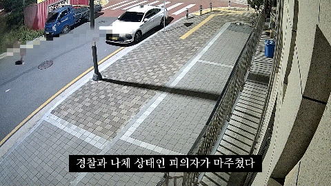 [경산=뉴시스] 김드보라, 이지윤, 최유리 인턴기자 = 지난 4일 4시 25분께 알몸으로 도로를 배회하던 피의자와 마주쳤지만 곧바로 하차하지 않고 천천히 차량을 후진하는 모습.(제공=피해자 유족 측 남언호 변호사) *재판매 및 DB 금지