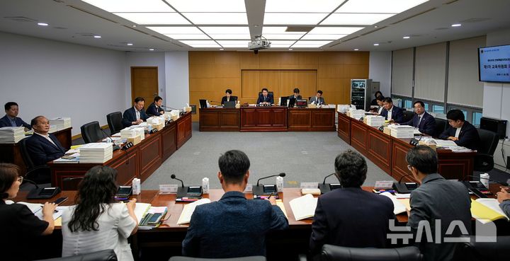 [전주=뉴시스] 김민수 기자= 전북특별자치도의회 13대 전반기 교육위원회 업무보고 청취 모습. *재판매 및 DB 금지