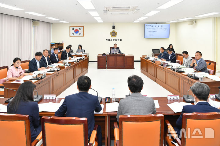 [창원=뉴시스]20일 경남도의회 건설소방위원회실에서 정쌍학 위원장 주재로 제435회 임시회 제1차 건소위 회의가 열리고 있다.(사진=경남도의회 제공) 2026.07.20. photo@newsis.com