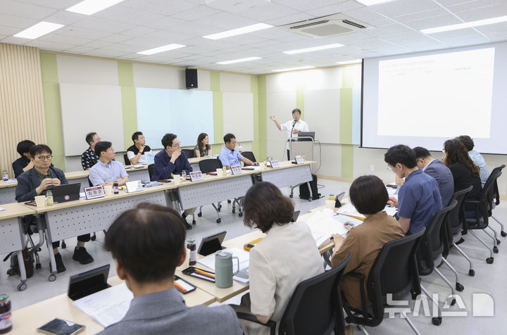 [과천=뉴시스] 과천시가 3기 신도시 개발에 발맞춰 친환경·자립형 에너지 체계 구축에 속도를 내고 있다. 사진은 탄소중립을 위한 지역에너지계획 수립 용역 중간보고회 현장. (사진=과천시 제공).2026.07.20.photo@newsis.com