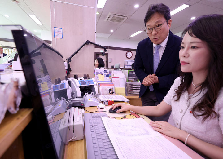 [서울=뉴시스] 박인환 우정사업본부장이 은행대리업 시범운영 관서인 청양우체국을 찾아 운영 현장을 점검했다. (사진=우정사업본부 제공) *재판매 및 DB 금지