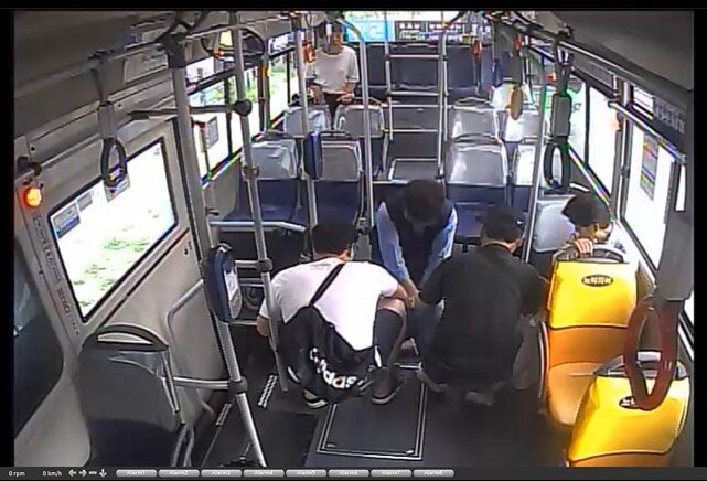 [부산=뉴시스] 지난 17일 오전 부산 사상구 냉정고개 인근을 지나던 삼진여객 59번 버스 안에서 승객이 갑자기 의식을 잃고 쓰러지자 버스를 운행하던 신재욱 승무원이 심폐소생술(CPR)을 실시하고 있다. (사진=부산버스운송사업조합 제공) 2026.07.20. photo@newsis.com *재판매 및 DB 금지