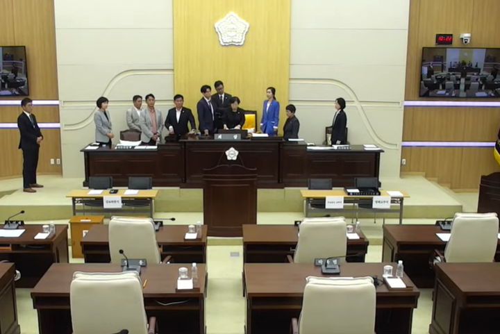 [대전=뉴시스] 대전 동구의회가 20일 여야 의원들의 몸싸움 속에 제293회 임시회 제10차 본회의를 열고 있다. (사진=유튜브 캡처) 2026.07.20. photo@newsis.com&nbsp; *재판매 및 DB 금지