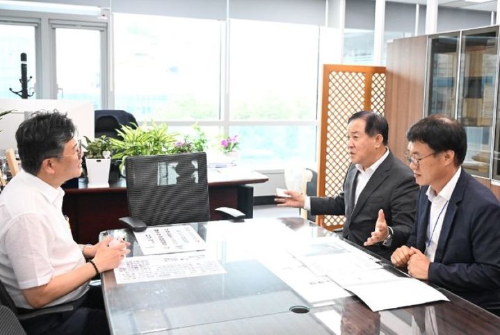 [평창=뉴시스] 20일 심재국 평창군수가 세종정부청사를 방문해 지역 핵심 현안에 대한 국비 반영을 건의하고 있다. (사진=평창군 제공) 2026.07.20. photo@newsis.com *재판매 및 DB 금지
