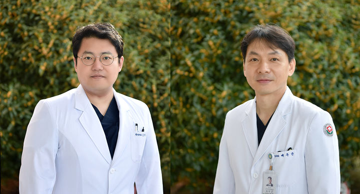 [전남광주=뉴시스] 대한종양내과학회 국제학술대회 '젊은 연구자상'을 수상하는 화순전남대학교병원 종양내과 연구팀. 왼쪽부터 김현종·배우균 교수. (사진 = 화순전남대병원 제공) 2026.07.20. photo@newsis.com *재판매 및 DB 금지