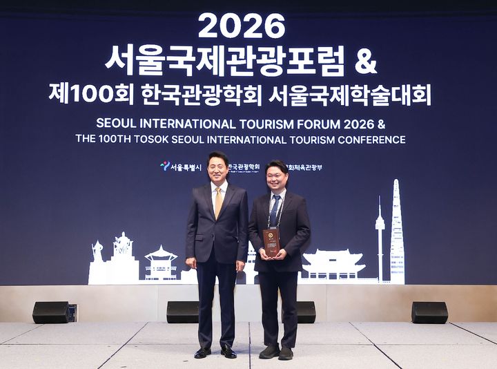 [서울=뉴시스] 허준(오른쪽) 동덕여대 글로벌MICE융합전공 교수가 서울시장 공로상을 수상하고 오세훈 서울시장과 기념 사진을 촬영하고 있다. (사진=동덕여대 제공) 2026.07.20. photo@newsis.com *재판매 및 DB 금지