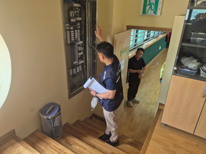 [세종=뉴시스] 한국교육시설안전원 긴급대응반이 19일 인천 쿠팡 물류센터 화재로 이재민 임시주거시설로 지정된 신현초 강당을 찾아 임시주거시설 안전성과 운영 여건을 점검하고 있다. (사진=한국교육시설안전원 제공_ *재판매 및 DB 금지
