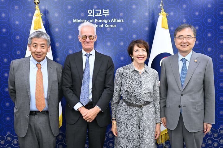 [서울=뉴시스]조현 외교부 장관은 20일 제34차 '동북아협력대화(NEACD)' 개최 차 방한한 세계분쟁협력연구소(IGCC) 소속의 수잔 셔크 교수, 타이 밍 청 교수, 스테판 해거드 교수를 접견했다. *재판매 및 DB 금지