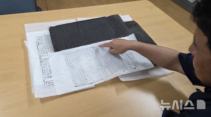 [제주=뉴시스] 임재영 기자 = 지난 14일 오후 제주대학교박물관 관계자가 수장고에서 꺼낸 책판을 가리키고 있다. 조선시대 제주목에서 제작한 것으로 추정되는 책판을 언론에 공개한 것은 이번이 처음이다. 2026.07.21. ijy788@newsis.com 