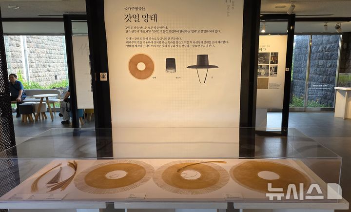 [제주=뉴시스] 임재영 기자 = 제주관모제작소는 지난달 30일부터 이달 26일까지 제주민속자연사박물관 갤러리 벵디왓에서 전시회를 열고 전통 관모와 현대적으로 재해석한 작품을 선보이고 있다. 2026.07.21. ijy788@newsis.com 