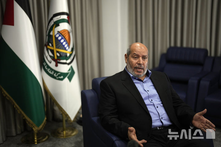 [튀르키예=AP/뉴시스] 팔레스타인 무장단체(하마스)를 대표해 휴전 및 인질 교환 협상에 참여해 온 하마스 고위 관리 칼릴 알 하야가 2024년 4월 튀르키예에서 AP통신과 인터뷰를 하고 있다. 2026.07.20. *재판매 및 DB 금지
