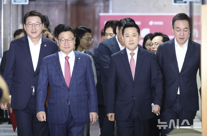 [서울=뉴시스] 김근수 기자 = 장동혁(오른쪽) 국민의힘 대표와 정점식 원내대표를 비롯한 최고위원들이 20일 오전 서울 여의도 국회에서 최고위원회의장으로 이동하고 있다. 2026.07.20. ks@newsis.com