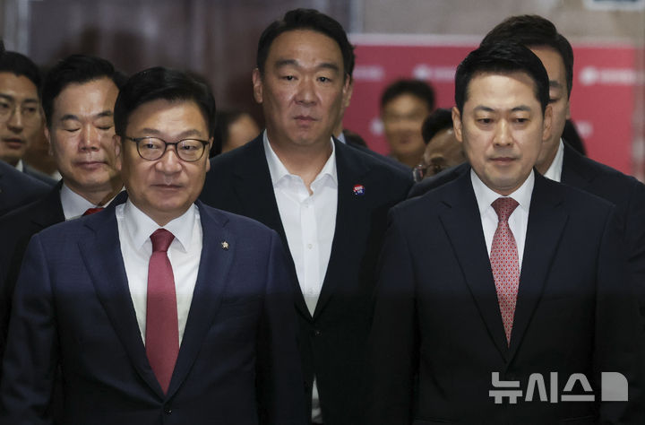 [서울=뉴시스] 김근수 기자 = 장동혁(오른쪽) 국민의힘 대표와 정점식 원내대표를 비롯한 최고위원들이 20일 오전 서울 여의도 국회에서 최고위원회의장으로 이동하고 있다. 2026.07.20. ks@newsis.com
