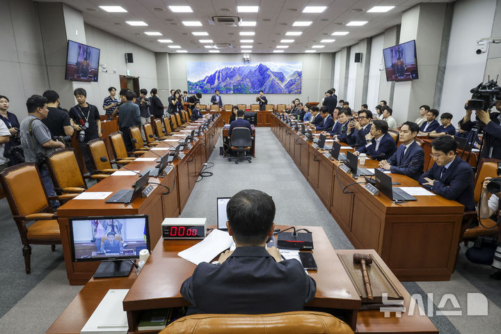[서울=뉴시스] 정병혁 기자 = 20일 서울 여의도 국회에서 열린 운영위원회 전체회의에서 국민의힘 의원들의 자리가 비어있다. 2026.07.20. jhope@newsis.com