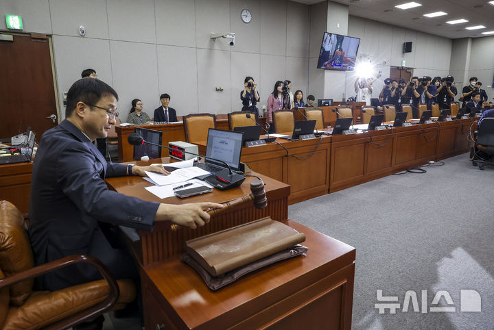 [서울=뉴시스] 정병혁 기자 = 한병도 국회 운영위원장이 20일 서울 여의도 국회에서 열린 운영위원회 전체회의에서 의사봉을 두드리고 있다. 2026.07.20. jhope@newsis.com