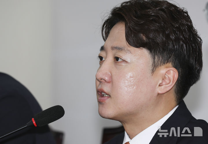 [서울=뉴시스] 김근수 기자 = 이준석 개혁신당 대표가 20일 오전 서울 여의도 국회에서 열린 최고위원회의에서 발언하고 있다. 2026.07.20. ks@newsis.com