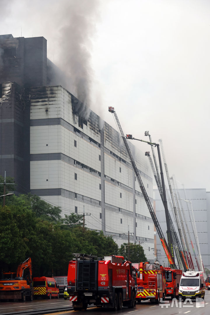 [인천=뉴시스] 고승민 기자 = 지난 18일 오전 화재가 시작된 인천 서해구 석남동 쿠팡32물류센터에서 20일 오전 소방당국이 진화작업을 하고 있다. 2026.07.20. kkssmm99@newsis.com
