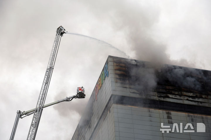 [인천=뉴시스] 고승민 기자 = 지난 18일 오전 화재가 시작된 인천 서해구 석남동 쿠팡32물류센터에서 20일 오전 소방당국이 진화작업을 하고 있다. 2026.07.20. kkssmm99@newsis.com