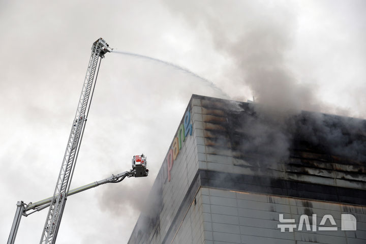 [인천=뉴시스] 고승민 기자 = 지난 18일 오전 화재가 시작된 인천 서해구 석남동 쿠팡32물류센터에서 20일 오전 소방당국이 진화작업을 하고 있다. 2026.07.20. kkssmm99@newsis.com