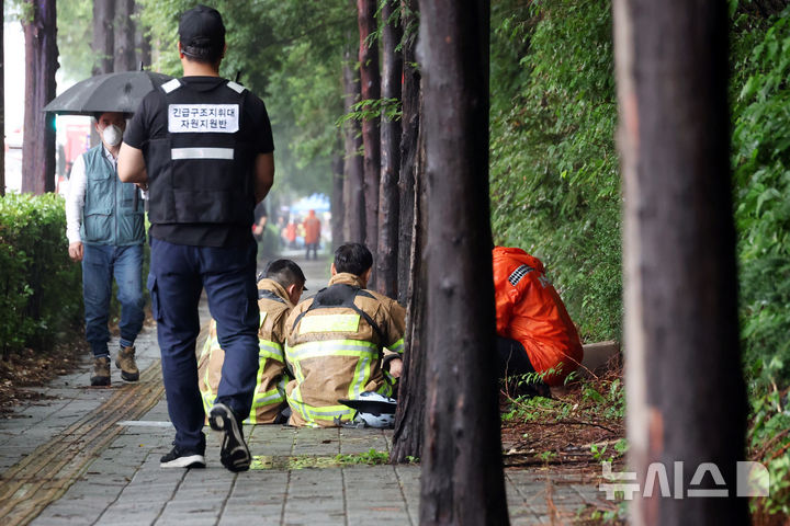 [인천=뉴시스] 고승민 기자 = 지난 18일 오전 화재가 시작된 인천 서해구 석남동 쿠팡32물류센터 인근 도로에서 20일 오전 소방대원들이 진화작업 후 보도에 앉아 식사를 하고 있다. 2026.07.20. kkssmm99@newsis.com