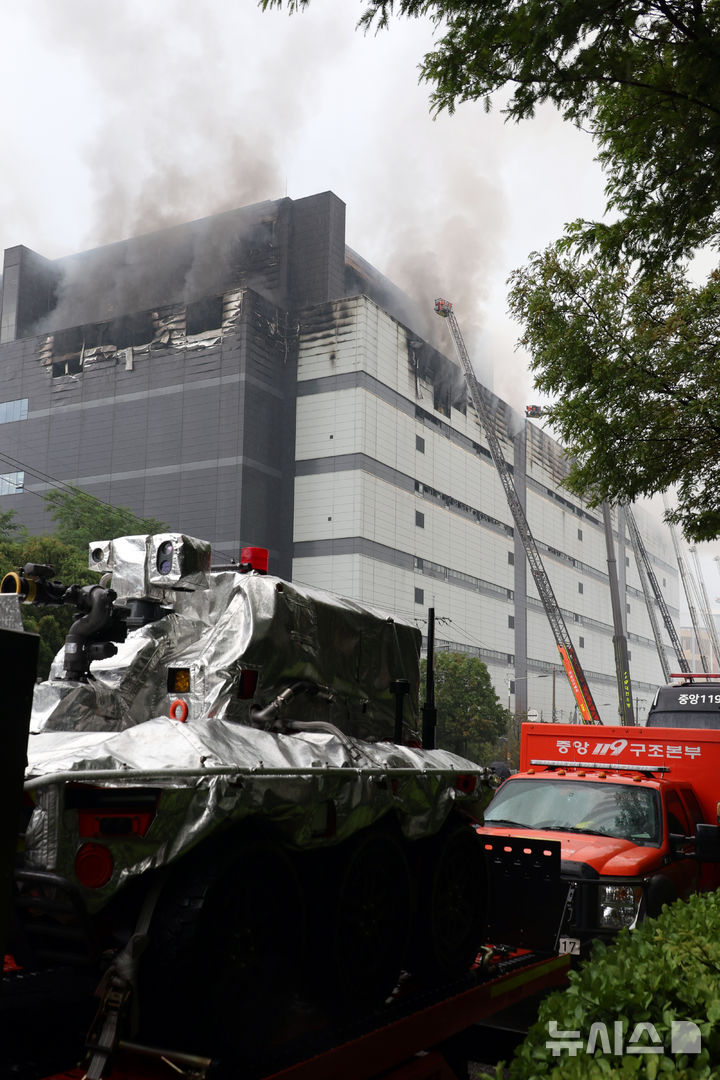 [인천=뉴시스] 고승민 기자 = 지난 18일 오전 화재가 시작된 인천 서해구 석남동 쿠팡32물류센터에서 20일 오전 소방당국이 진화작업을 하고 있다. 2026.07.20. kkssmm99@newsis.com