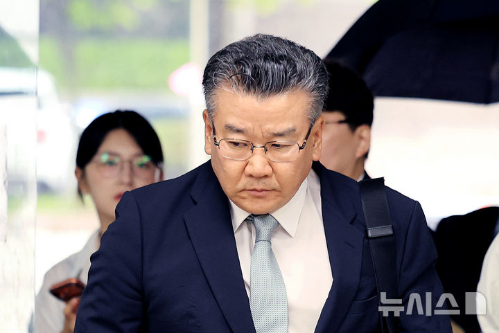 [서울=뉴시스] 김금보 기자 = 윤석열 정부 시절 불거진 대통령실 관저 이전 부실 감사 의혹을 받는 유병호 전 감사원 사무총장이 20일 오전 서울 서초구 서울중앙지방법원에서 열린 구속 전 피의자 심문(영장실질심사)에 출석하고 있다. (공동취재) 2026.07.20. photo@newsis.com