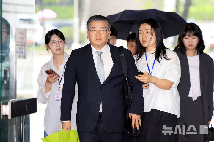 [서울=뉴시스] 김금보 기자 = 윤석열 정부 시절 불거진 대통령실 관저 이전 부실 감사 의혹을 받는 유병호 전 감사원 사무총장이 20일 오전 서울 서초구 서울중앙지법에서 열린 구속 전 피의자 심문(영장실질심사)에 출석하고 있다. (공동취재) 2026.07.20. photo@newsis.com