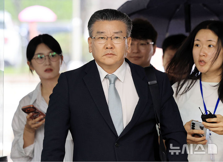 [서울=뉴시스] 김금보 기자 = 윤석열 정부 시절 불거진 대통령실 관저 이전 부실 감사 의혹을 받는 유병호 전 감사원 사무총장이 20일 오전 서울 서초구 서울중앙지방법원에서 열린 구속 전 피의자 심문(영장실질심사)에 출석하고 있다. (공동취재) 2026.07.20. photo@newsis.com
