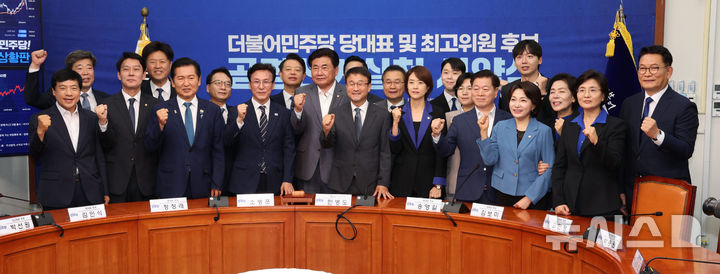 [서울=뉴시스] 고범준 기자 = 한병도 더불어민주당 대표 직무대행 겸 원내대표가 20일 서울 여의도 국회에서 열린 더불어민주당 당대표 및 최고위원 후보 공명선거 실천 서약식에서 각 후보들과 기념촬영을 하고 있다. 2026.07.20. bjko@newsis.com