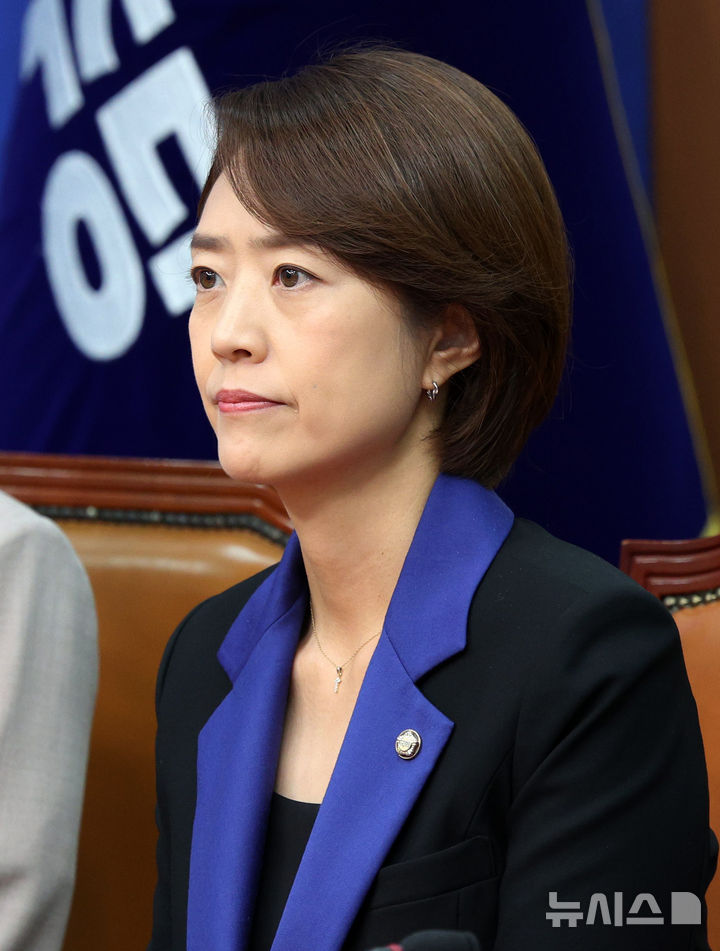 [서울=뉴시스] 고범준 기자 = 20일 서울 여의도 국회에서 열린 더불어민주당 당대표 및 최고위원 후보 공명선거 실천 서약식에서 당권주자 고민정 의원이 참석해 자리하고 있다. 2026.07.20. bjko@newsis.com