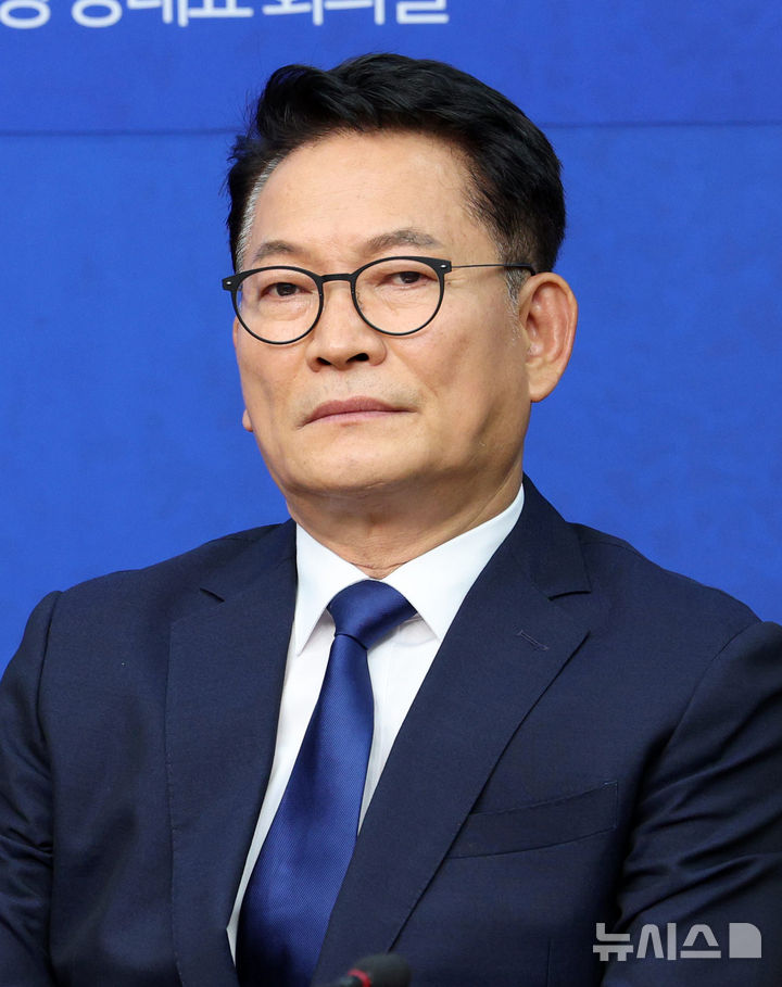 [서울=뉴시스] 고범준 기자 = 20일 서울 여의도 국회에서 열린 더불어민주당 당대표 및 최고위원 후보 공명선거 실천 서약식에서 당권주자 송영길 의원이 참석해 자리하고 있다. 2026.07.20. bjko@newsis.com