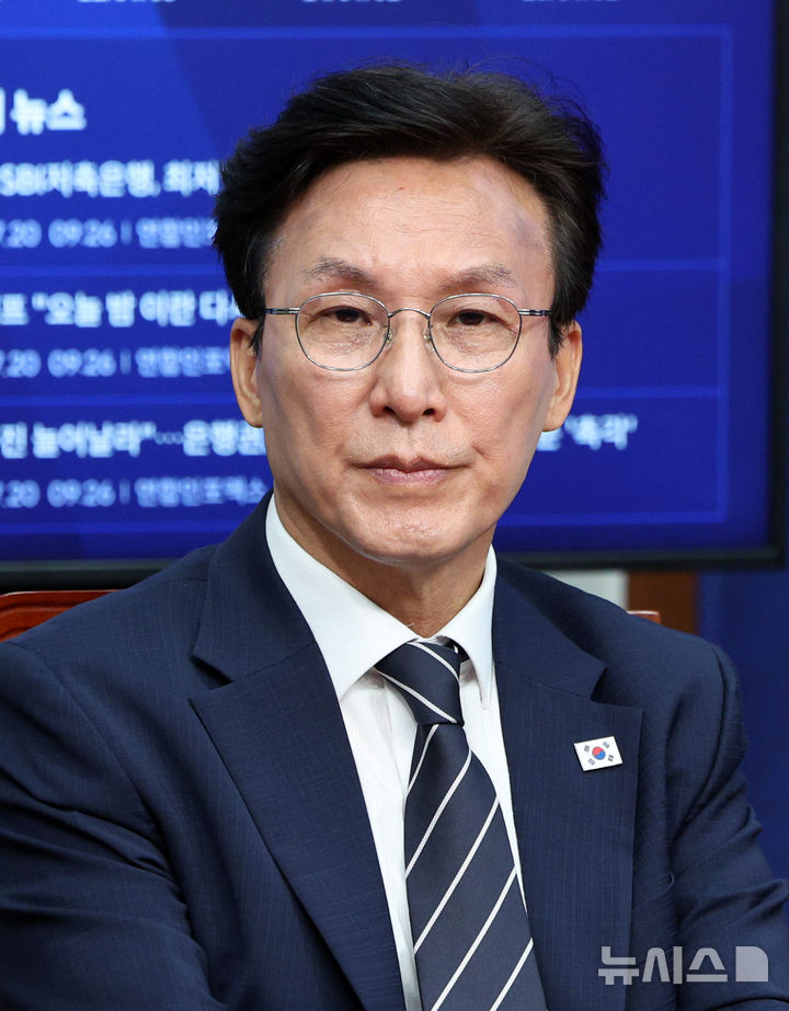 [서울=뉴시스] 고범준 기자 = 20일 서울 여의도 국회에서 열린 더불어민주당 당대표 및 최고위원 후보 공명선거 실천 서약식에서 당권주자 김민석 전 총리가 참석해 자리하고 있다. 2026.07.20. bjko@newsis.com