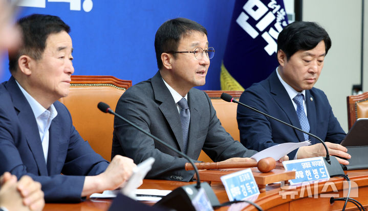 [서울=뉴시스] 고범준 기자 = 한병도 더불어민주당 대표 직무대행 겸 원내대표가 20일 서울 여의도 국회에서 열린 최고위원회의에서 발언하고 있다. 2026.07.20. bjko@newsis.com