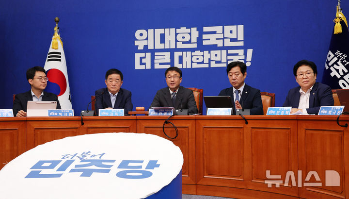 [서울=뉴시스] 고범준 기자 = 한병도 더불어민주당 대표 직무대행 겸 원내대표가 20일 서울 여의도 국회에서 열린 최고위원회의에서 발언하고 있다. 2026.07.20. bjko@newsis.com