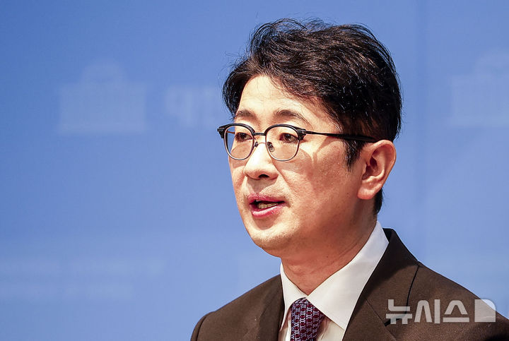 [서울=뉴시스] 정병혁 기자 = 주진우 국민의힘 의원이 20일 서울 여의도 국회 소통관에서 선관위 수의계약 제한, 선거 핵심물품 국내 생산 의무화, 투·개표 기록 영구보존을 골자로 한 ‘선피아 방지 3법’ 발의 기자회견을 하고 있다. 2026.07.20. jhope@newsis.com