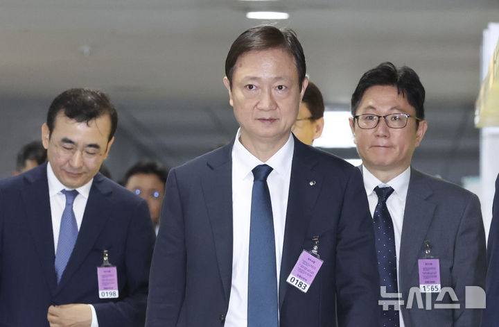 [서울=뉴시스] 김근수 기자 = 이찬진 금융감독원장이 20일 오전 서울 여의도 국회 의원회관에서 열린 더불어민주당 정무위원회-금융위원회, 금융감독원 비공개 당정 간담회에 참석하고 있다. 이날 열린 비공개 당정 간담회에서 최대 현안인 삼성전자와 SK하이닉스 단일종목 레버리지 상장지수펀드(ETF) 등에 관한 이야기가 오갈 것으로 보인다. 2026.07.20. ks@newsis.com