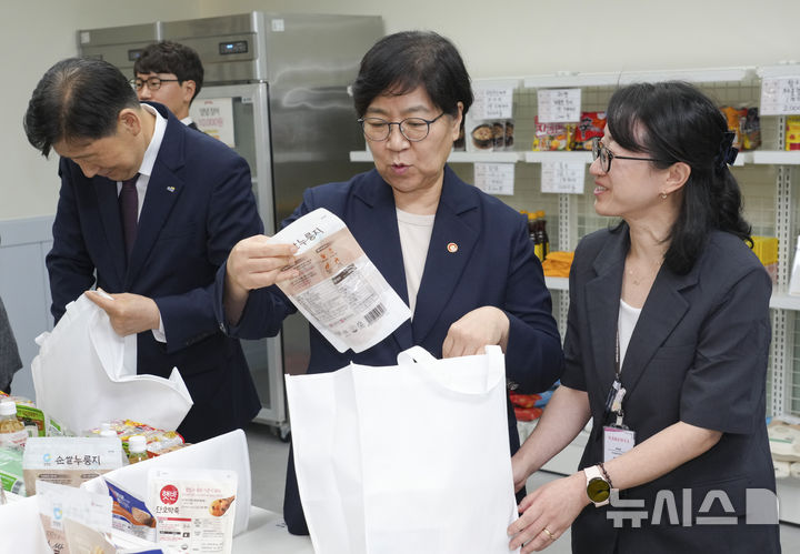 [화성=뉴시스] 김종택 기자 = 정은경 보건복지부 장관이 7월 20일 경기 화성시 동탄구 나래울종합사회복지관에서 열린 '그냥드림-상공회의소 협업 행사'에서 취약계층에게 전달할 물품을 포장하고 있다. (공동취재) 2026.07.20. photo@newsis.com