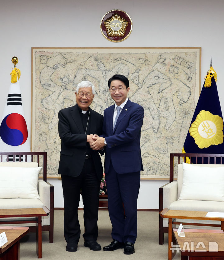 [서울=뉴시스] 최진석 기자 = 조정식(오른쪽) 국회의장과 유흥식 추기경이 20일 여의도 국회 의장 접견실에서 기념촬영하고 있다. 2026.07.20. myjs@newsis.com