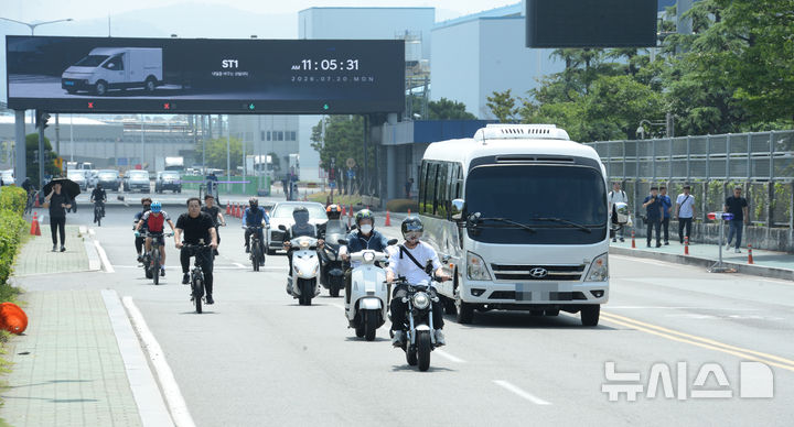 [울산=뉴시스] 배병수 기자 = 전국금속노동조합 현대자동차 노조가 사흘간 교대조별로 4시간씩 부분파업에 돌입한 20일 오전 울산 북구 현대자동차 명촌정문에서 오전조 근무자들이 조기 퇴근을 하고 있다. 2026.07.20. bbs@newsis.com.
