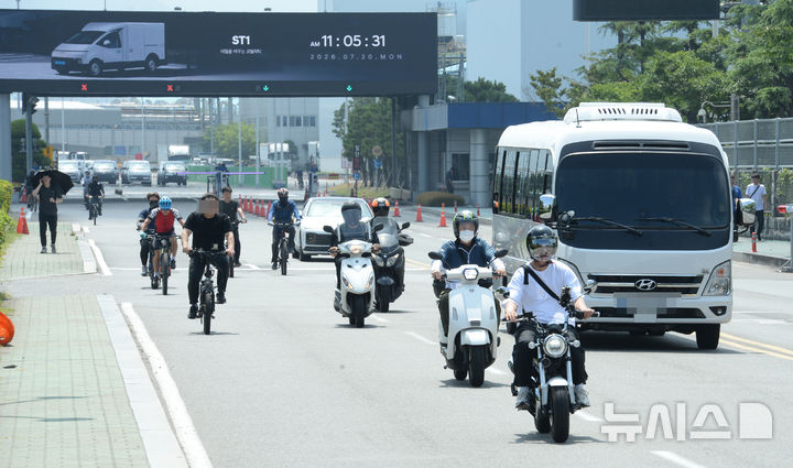 [울산=뉴시스] 배병수 기자 = 현대자동차 노동조합이 각 조 4시간 부분파업에 돌입한 지난 20일 오전 근무조 조합원들이 현대차 울산공장 명촌 정문으로 4시간 일찍 퇴근하고 있다. 2026.07.20. bbs@newsis.com