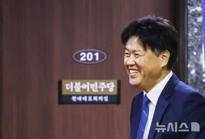 [서울=뉴시스] 정병혁 기자 = 김용 전 민주연구원 부원장의 불법 정치자금 혐의 재판에서 위증을 교사하고 증거를 조작한 혐의로 기소된 이재명 대통령의 대선캠프 출신 관계자가 항소심에서도 혐의를 부인했다. 사진은 김 전 부원장이 지난 7월 20일 서울 여의도 국회에서 열린 의원총회에 참석하는 의원들에게 인사를 하는 모습. 2026.10.28. jhope@newsis.com