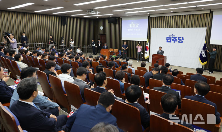 [서울=뉴시스] 최진석 기자 = 더불어민주당이 2차 종합 특검 수사 기간 연장안 본회의 상정 전 국회에서 의원총회를 하고 있다. 2026.07.20. myjs@newsis.com